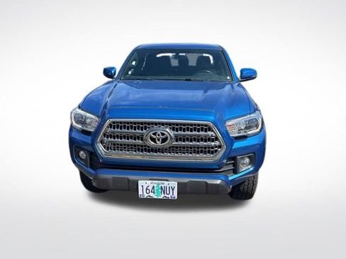 Used 2017 Toyota Tacoma TRD Off-Road w/ Premium & Technology Package AWD/4WD image 8