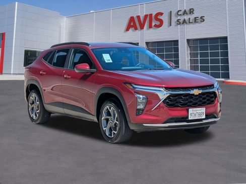 Used 2025 Chevrolet Trax LT w/ LT Convenience Package FWD image 3