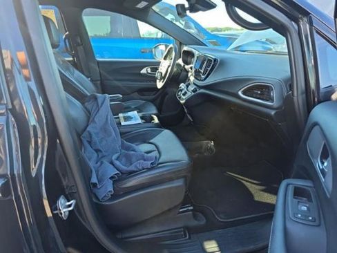 Used 2023 Chrysler Pacifica Touring-L w/ S Appearance Package FWD image 8