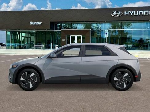 New 2025 Hyundai Ioniq 5 SE image 3