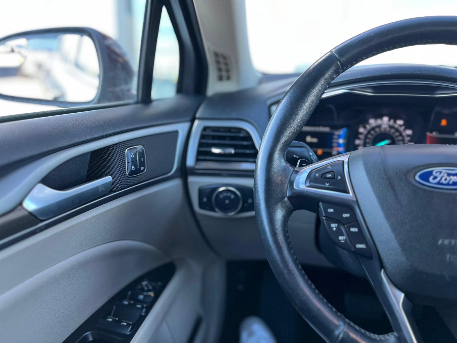 Used 2018 Ford Fusion SE w/ Fusion SE Technology Package FWD image 14