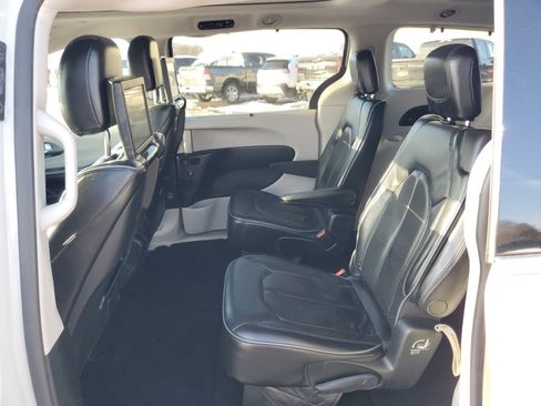 Used 2019 Chrysler Pacifica Limited image 33