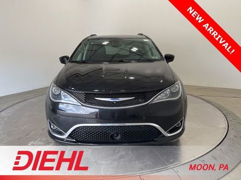Used 2019 Chrysler Pacifica Touring-L w/ Advanced Safetytec Group image 2