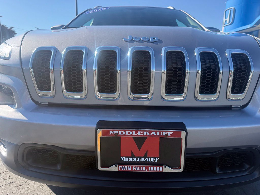 Used 2018 Jeep Cherokee Latitude w/ Safety Group AWD/4WD image 8