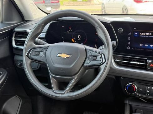 Used 2025 Chevrolet TrailBlazer LT AWD/4WD image 16