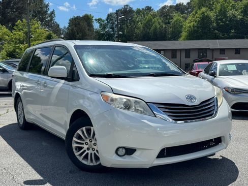 Used 2015 Toyota Sienna XLE FWD image 1