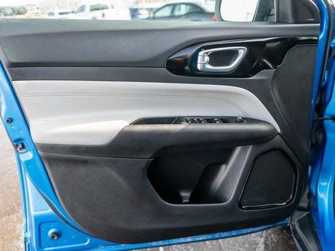 Used 2025 Jeep Compass Limited image 17