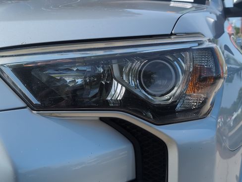 Used 2018 Toyota 4Runner SR5 AWD/4WD image 6