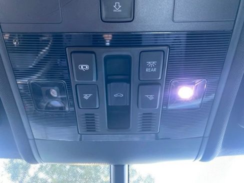 Used 2021 Volkswagen Atlas Cross Sport SE w/ Panoramic Sunroof Package FWD image 18