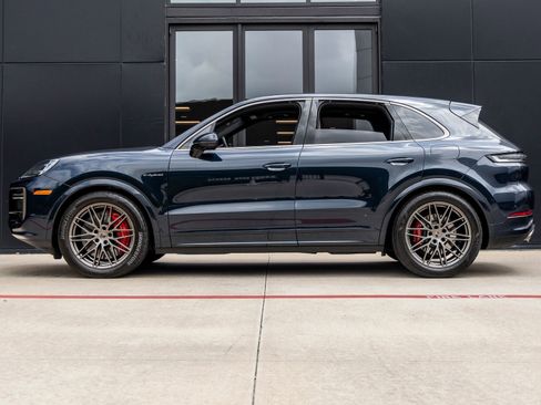 Used 2025 Porsche Cayenne Turbo AWD/4WD image 2
