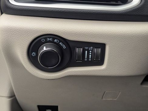 Used 2023 Chrysler Voyager LX image 22