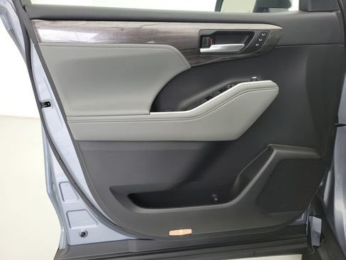 Used 2023 Toyota Highlander Platinum FWD image 22