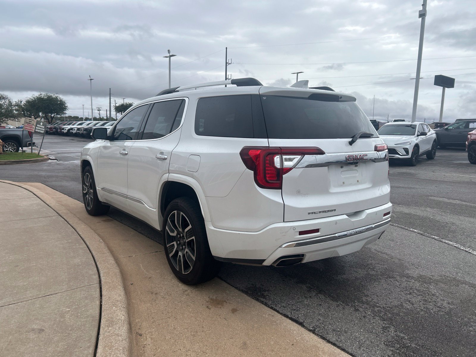 Used 2021 GMC Acadia Denali w/ Denali Technology Package FWD image 7