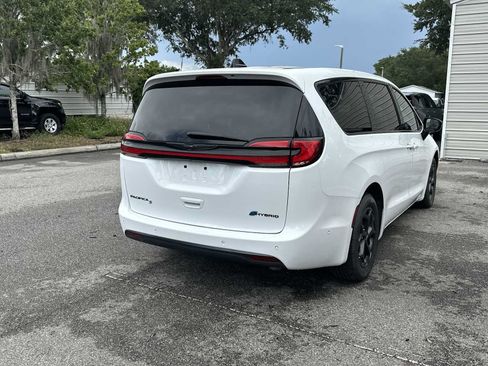 Used 2024 Chrysler Pacifica Limited FWD image 6