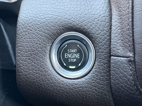 Used 2021 GMC Yukon XL Denali w/ Denali Premium Package image 9