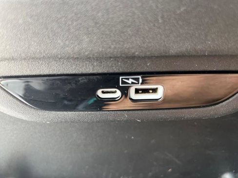 Used 2023 Chrysler Pacifica Touring-L image 36