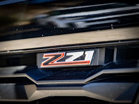 Used 2023 Chevrolet Colorado Z71 w/ Z71 Convenience Package 2 AWD/4WD image 3