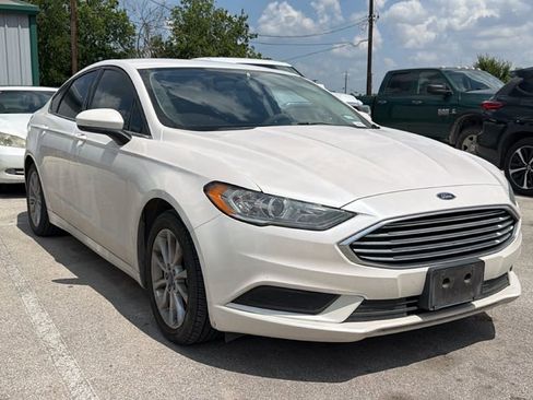 Used 2017 Ford Fusion SE w/ Fusion SE Technology Package FWD image 3
