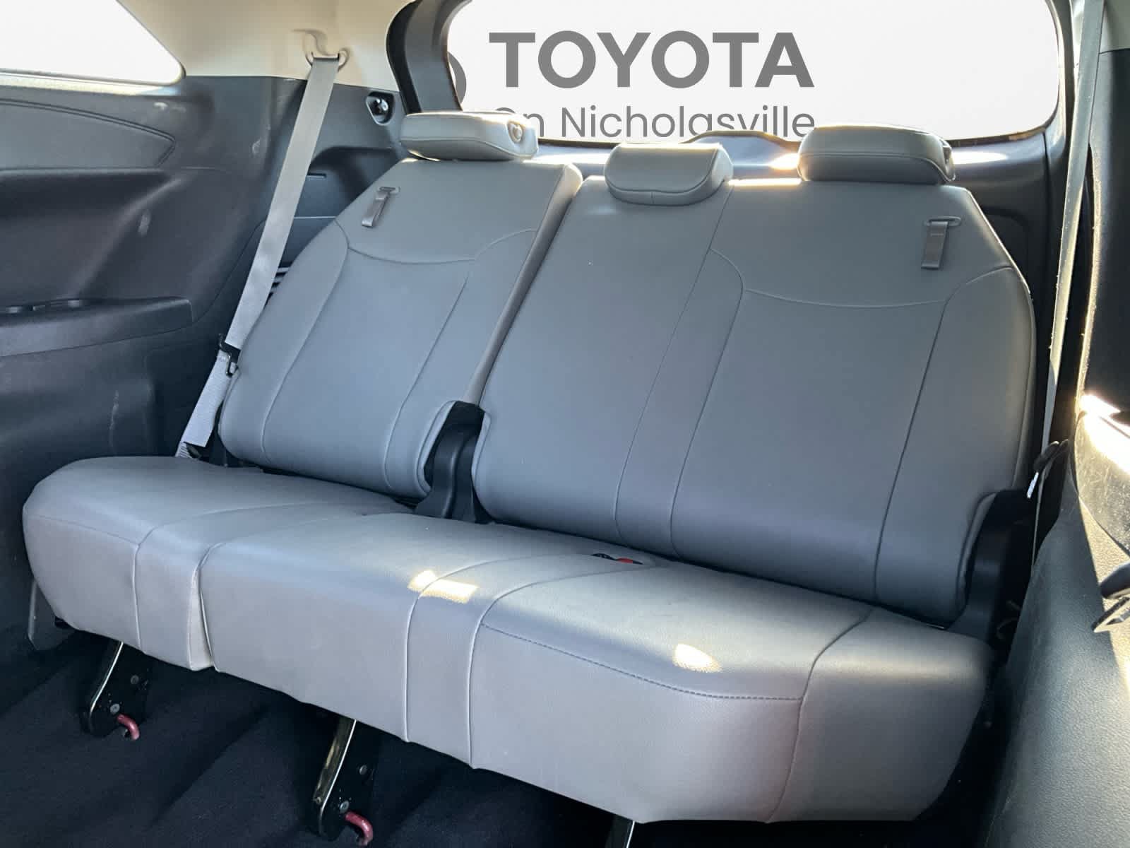 Used 2025 Toyota Sienna XLE FWD image 23