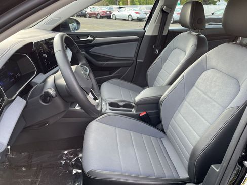 Used 2025 Volkswagen Jetta SE image 37