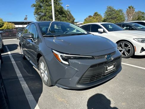 Used 2023 Toyota Corolla LE w/ LE Convenience Package FWD image 2