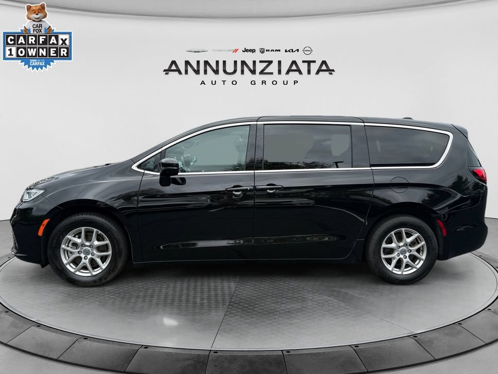 Used 2025 Chrysler Pacifica Select FWD image 2