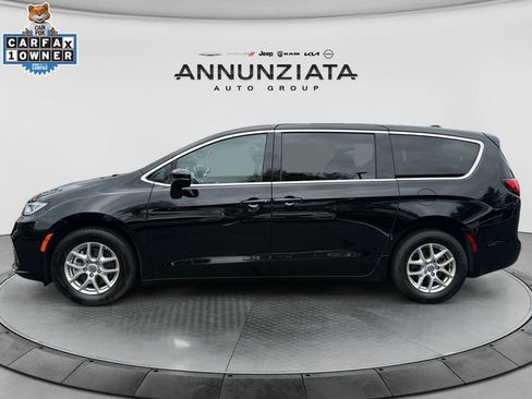 Used 2025 Chrysler Pacifica Select FWD image 2