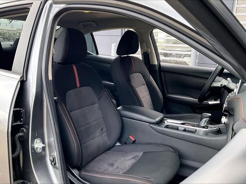 Certified 2025 Nissan Sentra SR image 9