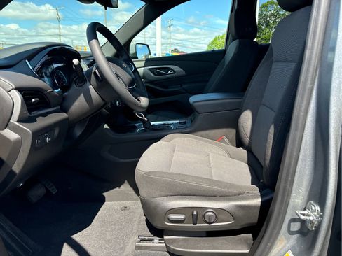 Certified 2023 Chevrolet Traverse LT FWD image 9