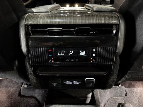 Used 2022 Jeep Wagoneer Series III w/ Premium Group I AWD/4WD image 28