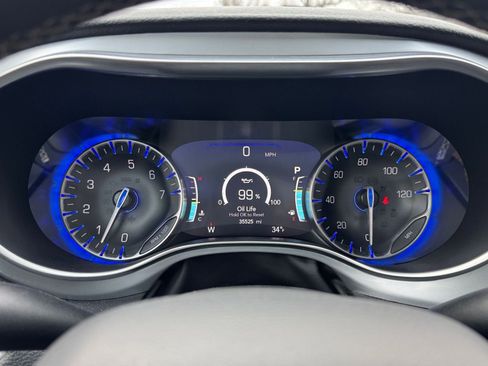 Used 2025 Chrysler Pacifica Limited image 39