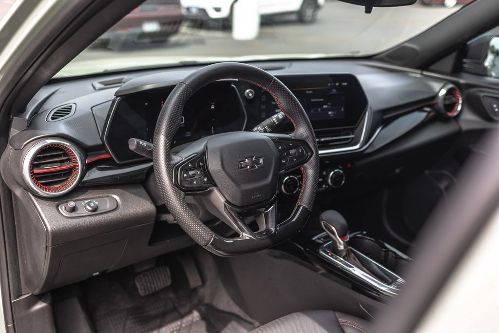Used 2024 Chevrolet Trax RS w/ Sunroof Package FWD image 14
