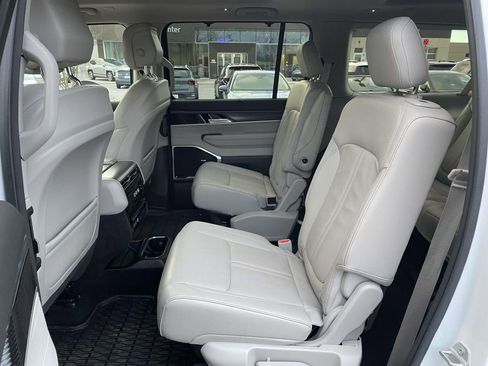 Used 2023 Jeep Wagoneer L Series III w/ Premium Group I image 4