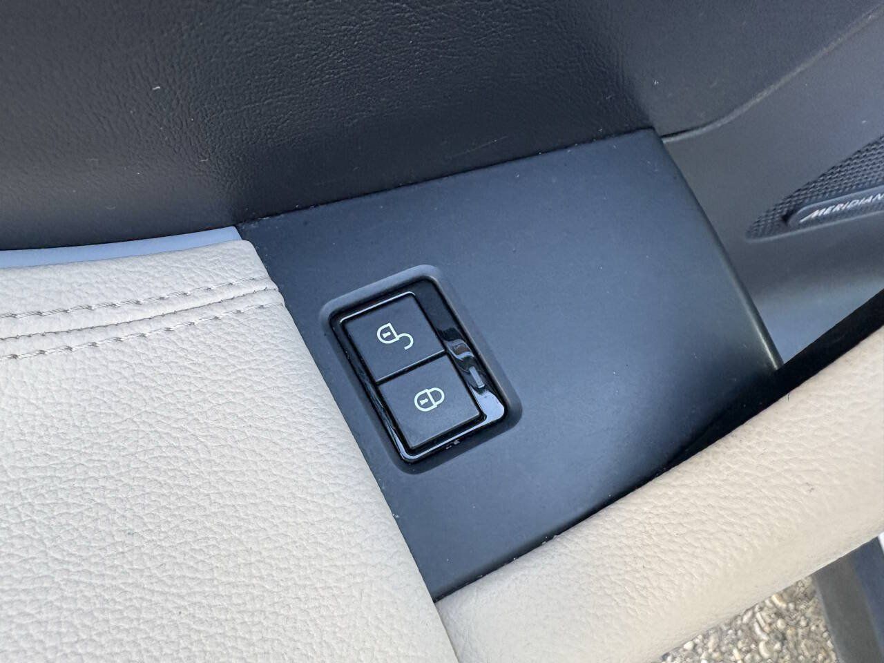 Used 2019 Jaguar F-PACE AWD/4WD image 31
