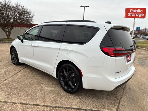 New 2026 Chrysler Pacifica Select w/ S Appearance Package FWD image 3