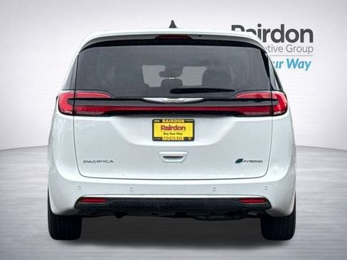 Used 2023 Chrysler Pacifica Touring-L image 6
