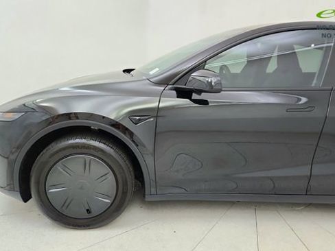 Used 2026 Tesla Model Y 2WD image 10