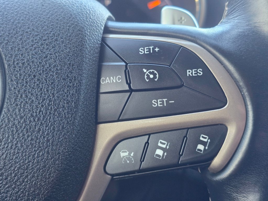 Used 2017 Jeep Grand Cherokee Overland w/ Jeep Active Safety Group AWD/4WD image 43