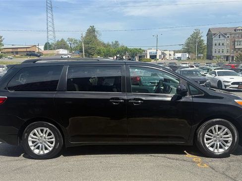 Used 2017 Toyota Sienna XLE image 7
