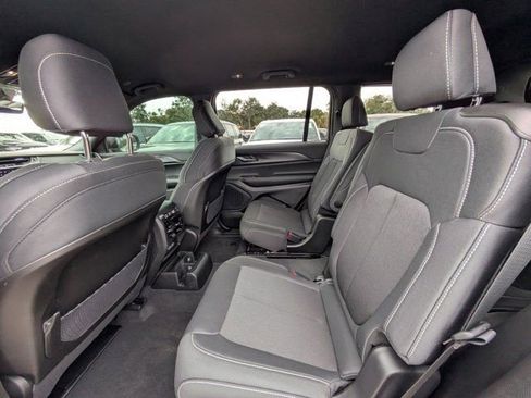 New 2025 Jeep Grand Cherokee L Laredo image 12