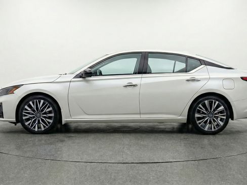 Used 2025 Nissan Altima 2.5 SV FWD image 5