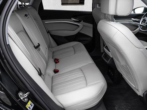 Used 2024 Audi Q8 e-tron Premium Plus w/ Premium Plus Package image 25