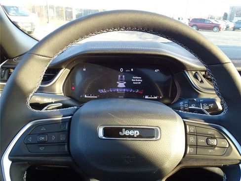 Used 2025 Jeep Grand Cherokee Limited w/ Black Appearance Package image 32