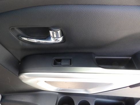 Used 2018 Nissan Titan SV w/ SV Convenience Package image 25