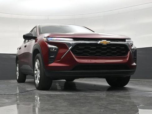 Used 2025 Chevrolet Trax LS FWD image 26