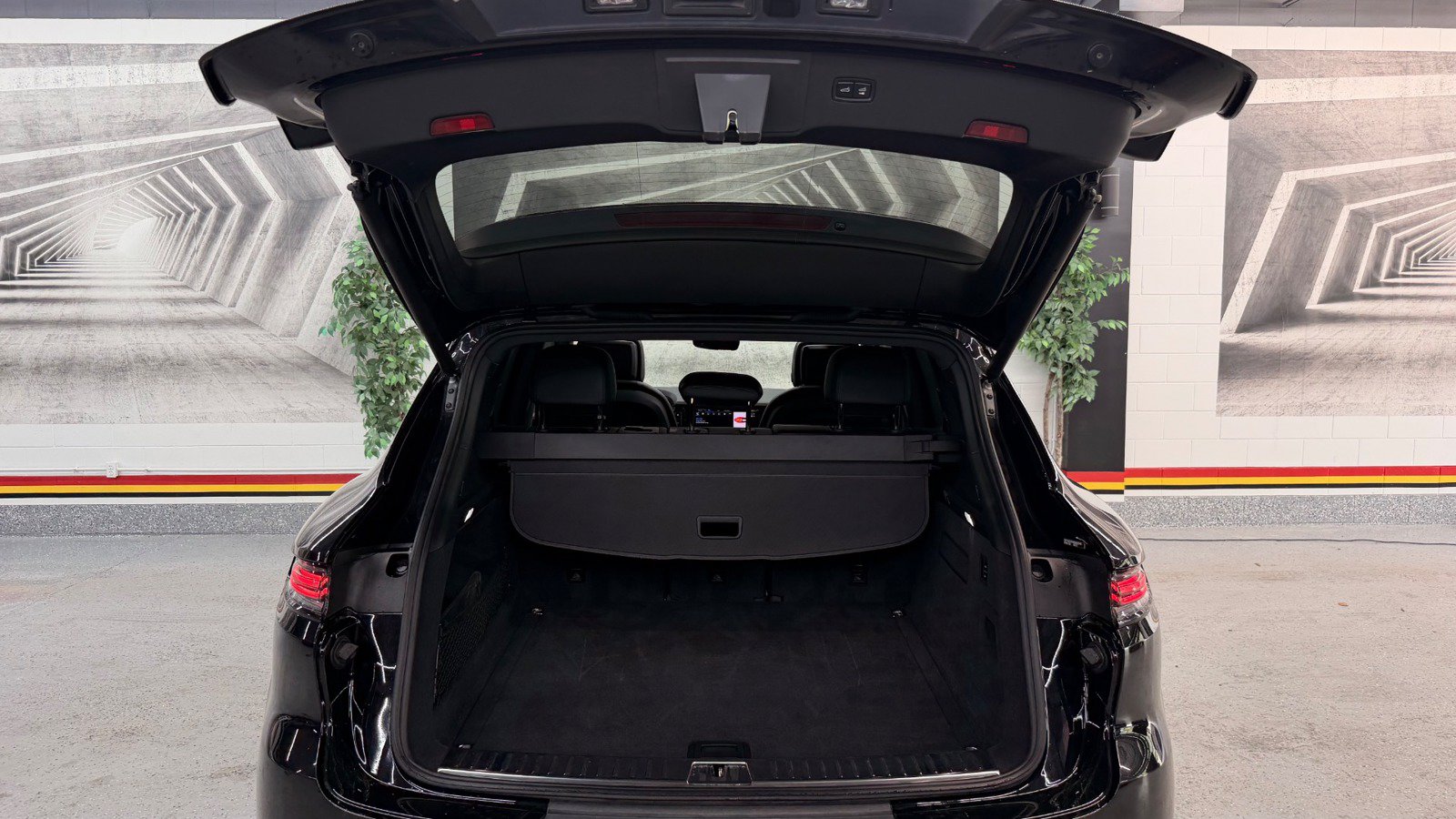 Used 2024 Porsche Cayenne AWD/4WD image 11