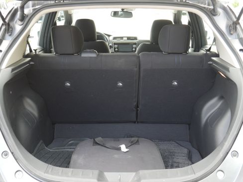 Used 2018 Nissan Leaf SV w/ SV Technology Package FWD image 6
