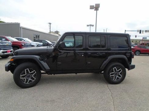 Used 2025 Jeep Wrangler Unlimited Sahara AWD/4WD image 4