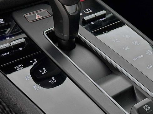Certified 2026 Porsche Macan AWD/4WD image 21