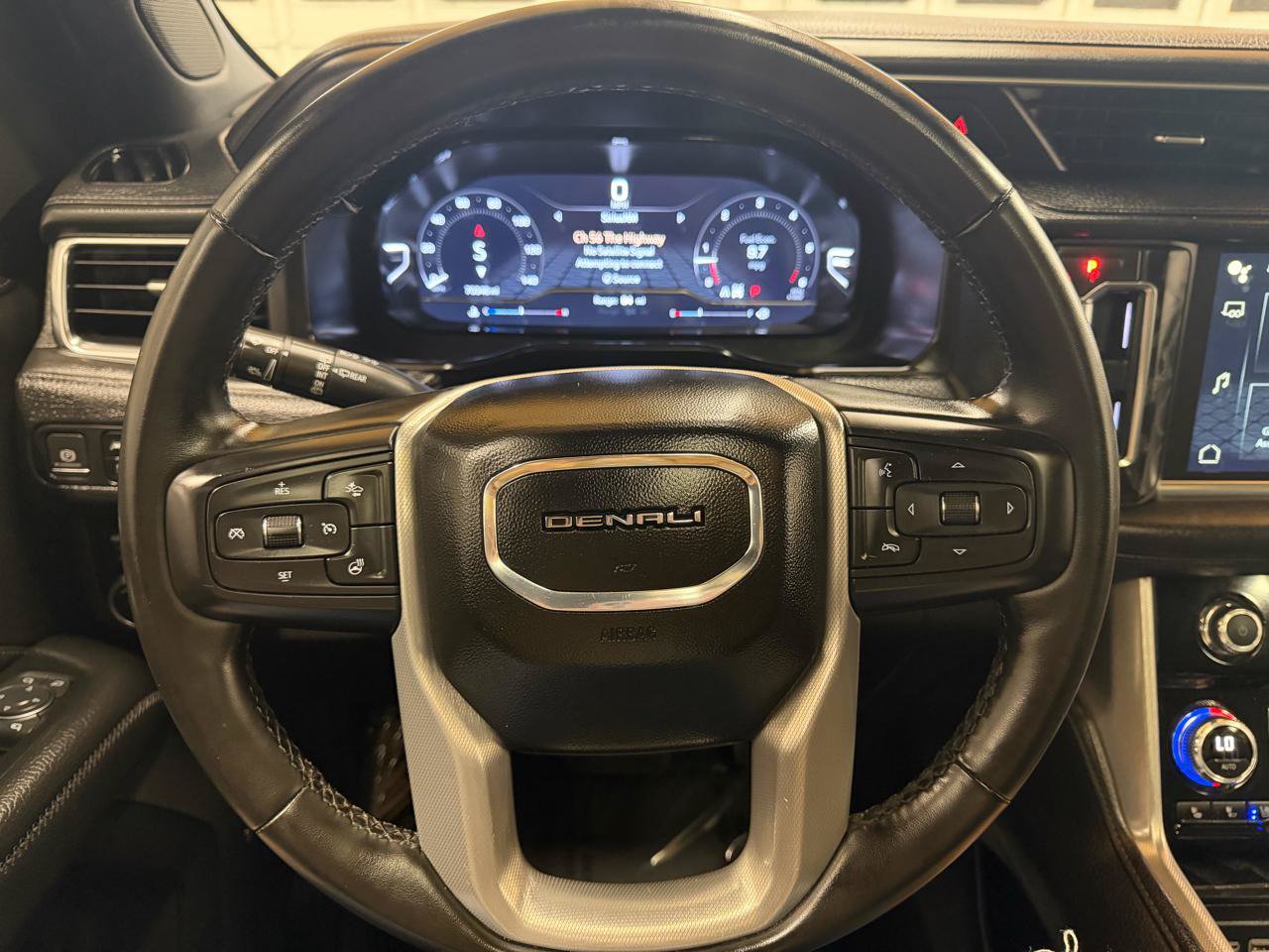 Used 2023 GMC Yukon Denali AWD/4WD image 16